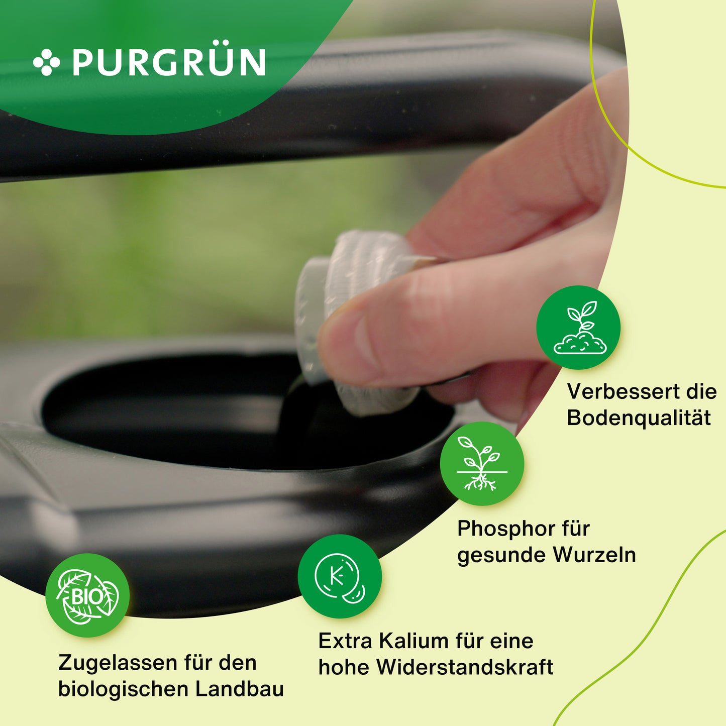 Eine Hand füllt Bio-Kiwi-Dünger 1 Liter von Purgrün in einen schwarzen Behälter. Der deutsche Text weist auf Nährstoffversorgung für Kiwipflanzen, verbesserte Erde, gesunde Wurzeln und die Zulassung für den ökologischen Landbau hin.
