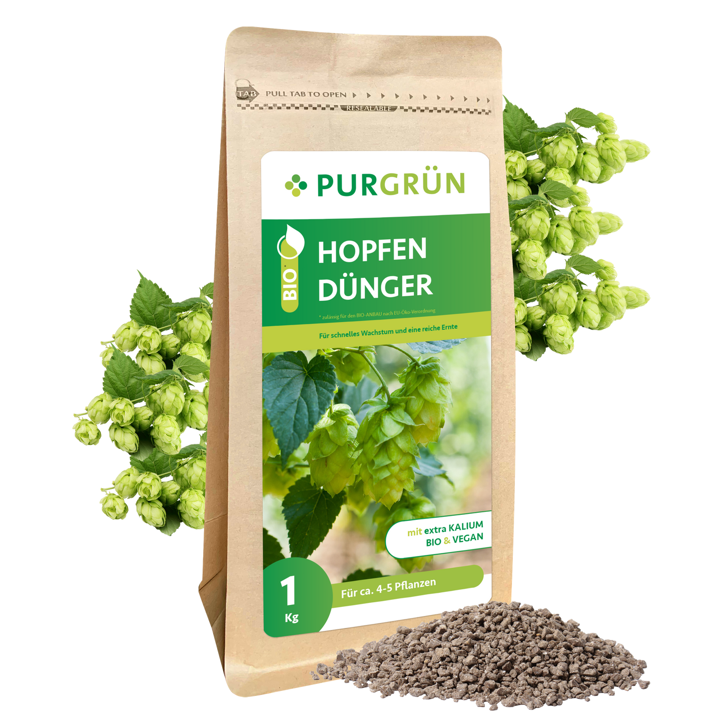 Eine 1 kg schwere braune Papiertüte mit Purgrün Bio-Hopfen-Dünger zeigt Bilder von Hopfenpflanzen und grüne Etiketten, davor einen Haufen Granulatdünger und im Hintergrund frische Hopfendolden.