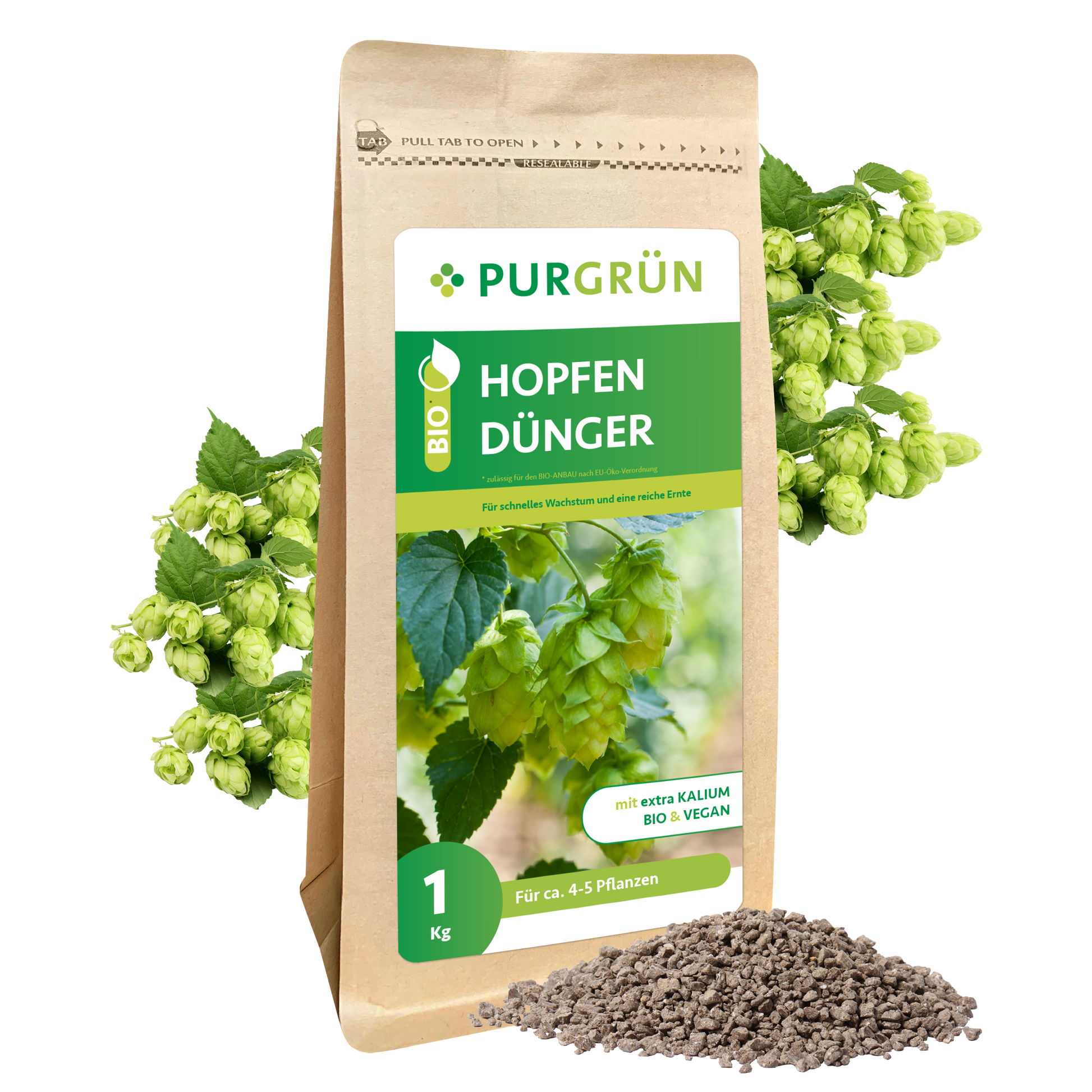 Eine 1 kg schwere braune Papiertüte mit Purgrün Bio-Hopfen-Dünger zeigt Bilder von Hopfenpflanzen und grüne Etiketten, davor einen Haufen Granulatdünger und im Hintergrund frische Hopfendolden.