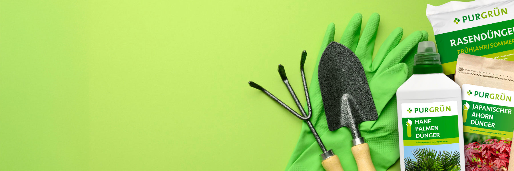 Gartengeräte und -zubehör, darunter Handschuhe, eine Kelle, ein Handgrubber, Düngerflaschen und Pflanzennahrungspakete auf grünem Hintergrund mit Verpackung der Marke PURGRÜN.