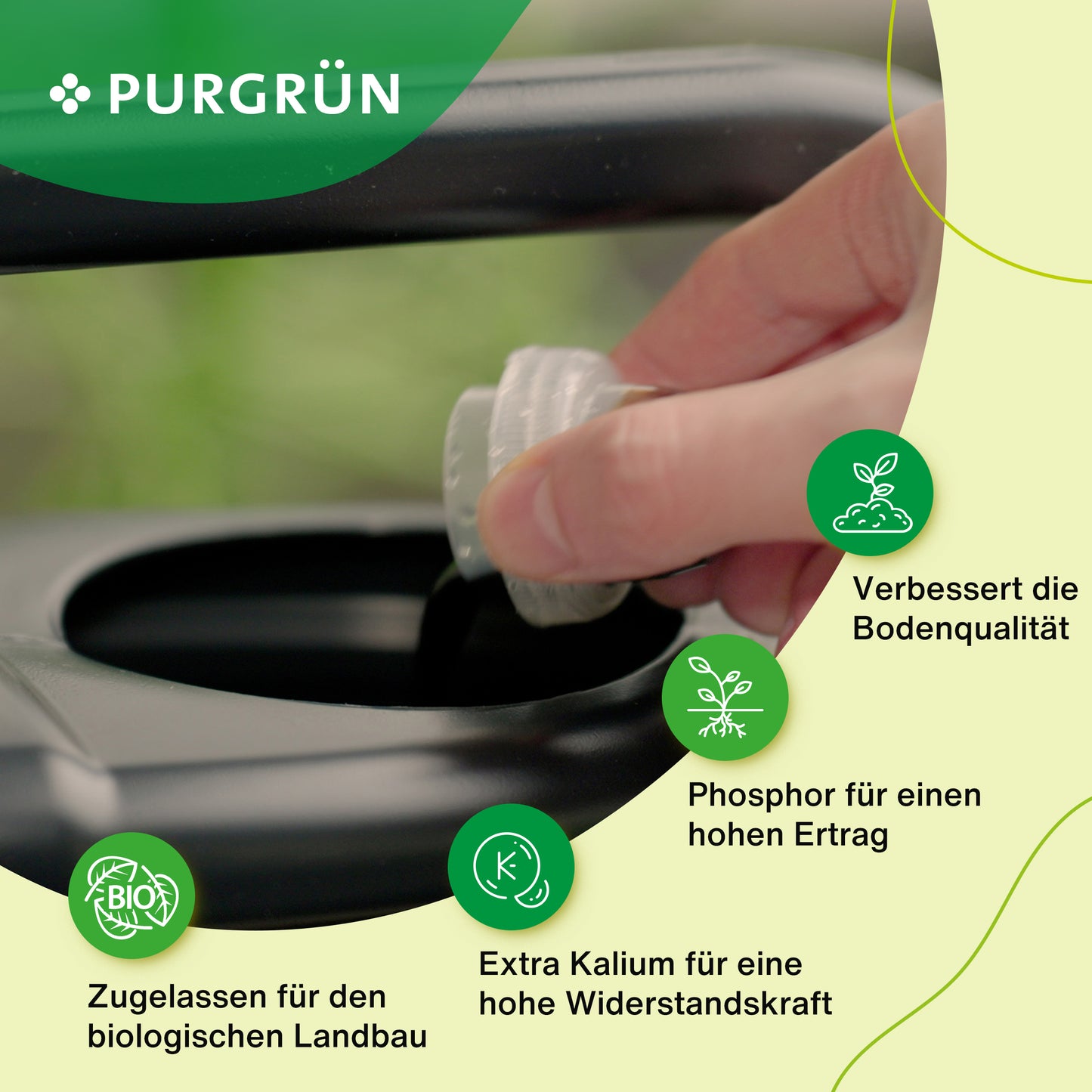 Eine Hand legt eine 1-Liter-Tablette Bio-Hochbeet-Dünger von Purgrün in einen schwarzen Behälter. Grüne Symbole und deutscher Text zeigen die Vorteile: besserer Boden, höherer Ertrag, zusätzliches Kalium für mehr Widerstandsfähigkeit und ideal für nachhaltiges Gärtnern. Das Purgrün-Logo ist zu sehen.