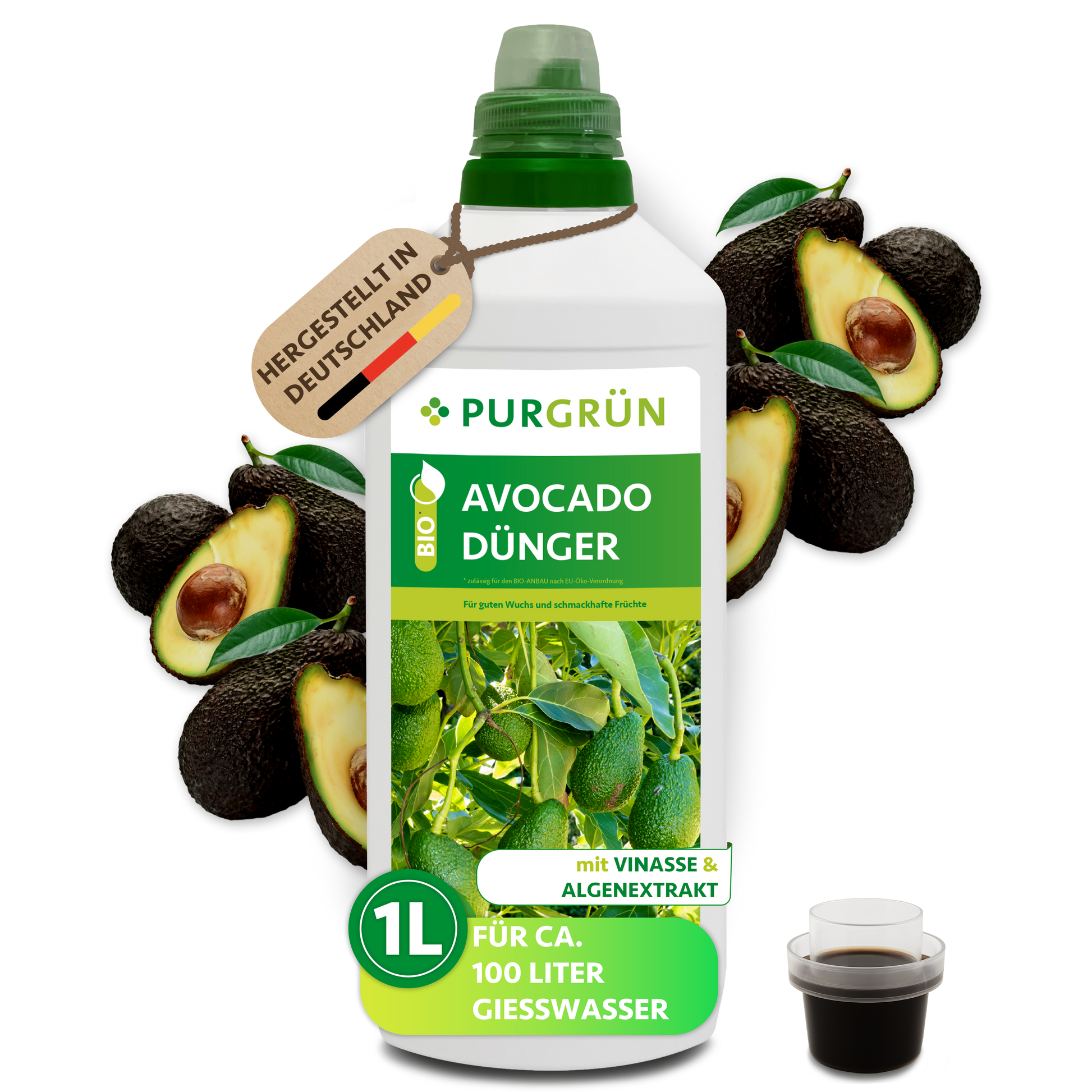Eine 1-Liter-Flasche Purgrün Bio-Avocado-Dünger ist mit Avocados und einer Tasse dunkler Flüssigkeit abgebildet. Auf dem Etikett steht Vinasse und Algenextrakt, hergestellt in Deutschland, für gesunde Avocadobäume.