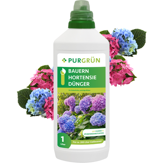 Eine 1-Liter-Flasche Purgrün Bauernhortensie-Dünger mit grüner Kappe, die auf dem Etikett und im Hintergrund leuchtend blaue und rosa Hortensienblüten zeigt.