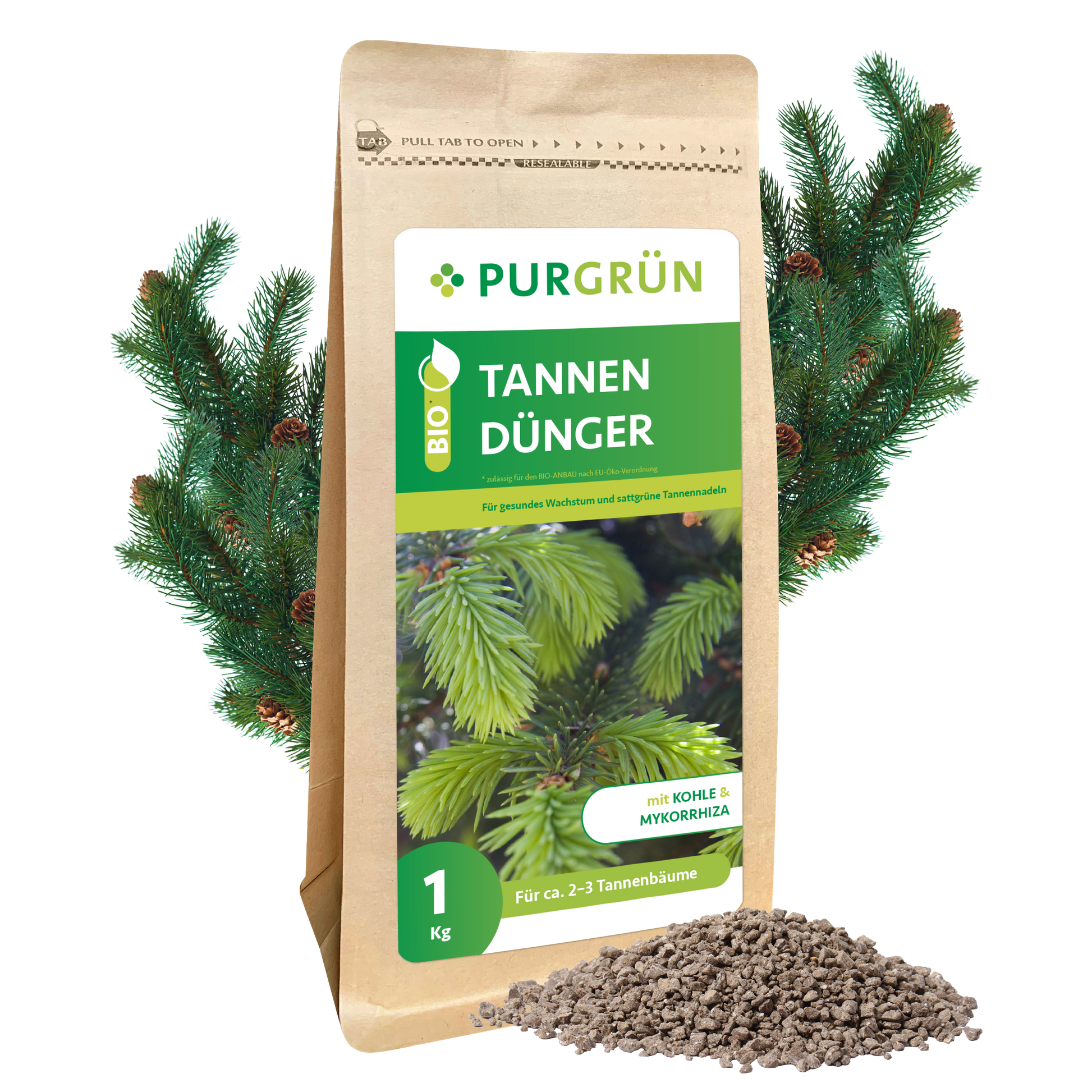 Ein 1kg-Sack Purgrün Tannendünger steht vor grünen Tannenzweigen, davor ein kleiner Haufen Granulat. Die Verpackung zeigt Tannennadeln und grüne Etiketten, die auf Mykorrhiza für gesundes Baumwachstum hinweisen.