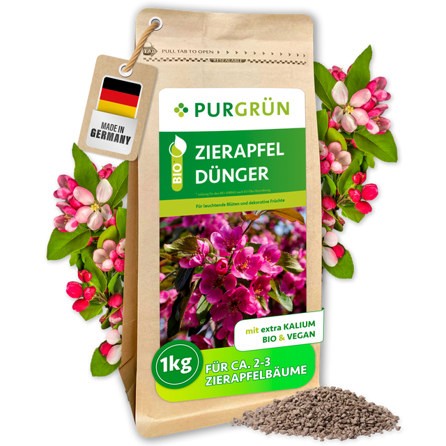 Purgrün Bio-Zierapfel-Dünger im 1-kg-Standbeutel mit sichtbarem Granulat, rosa Zierapfelblüten und Anhänger „Made in Germany“.