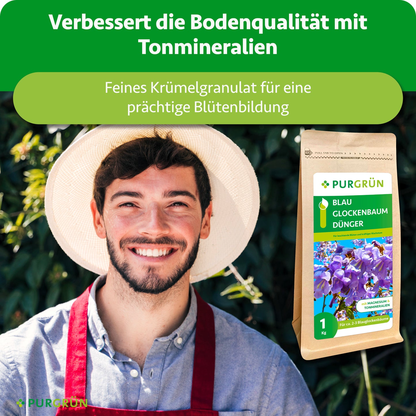 Ein lächelnder Mann mit Strohhut und roter Schürze steht im Freien neben einem 1-kg-Sack Purgrün Blauglockenbaum-Dünger mit blauen Blüten. Der Text oben wirbt für verbesserte Bodenqualität und besseres Pflanzenwachstum dank Tonmineralien.