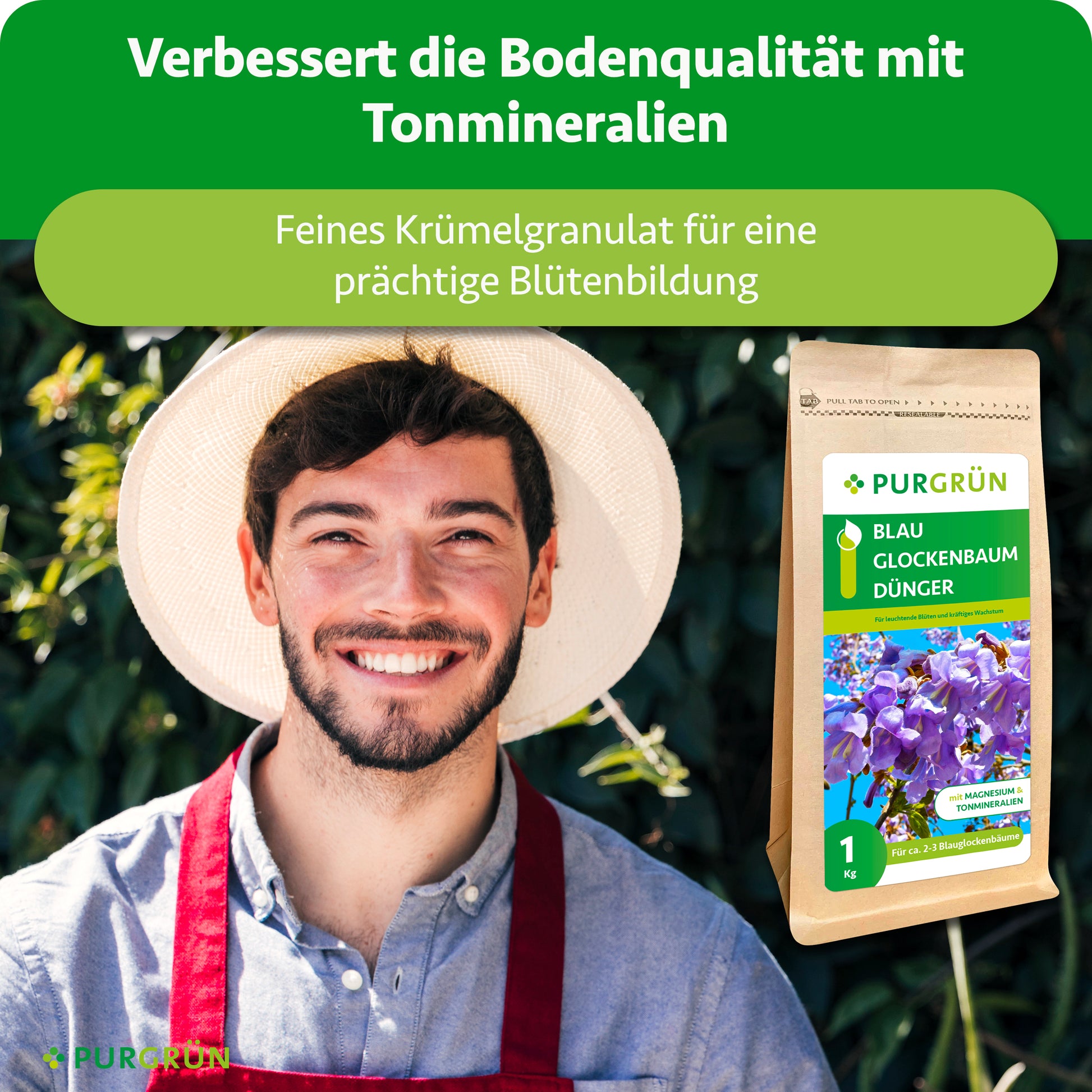 Ein lächelnder Mann mit Strohhut und roter Schürze steht im Freien neben einem 1-kg-Sack Purgrün Blauglockenbaum-Dünger mit blauen Blüten. Der Text oben wirbt für verbesserte Bodenqualität und besseres Pflanzenwachstum dank Tonmineralien.