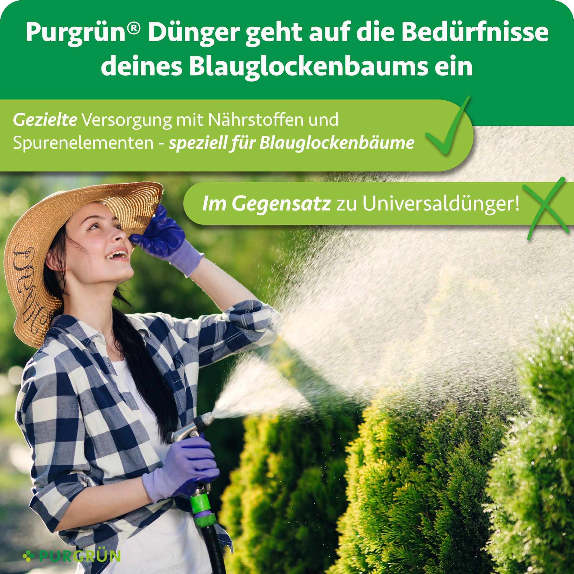 Eine Frau mit Hut und Handschuhen sprüht Purgrün Blauglockenbaum-Dünger 1 kg auf grüne Bäume. Der Text hebt die gezielte Düngung, das bessere Pflanzenwachstum und die Vorteile gegenüber Universaldüngern hervor.