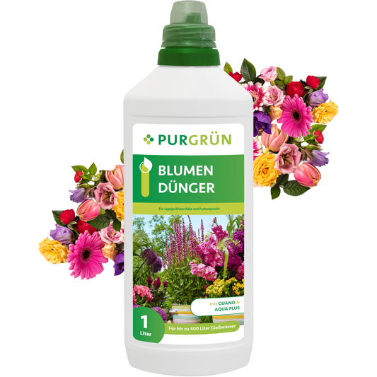 Eine 1-Liter-Flasche Purgrün Blumendünger mit grünem Verschluss und bunten Blumenmotiven auf dem Etikett steht vor einem farbenfrohen Blumenarrangement.