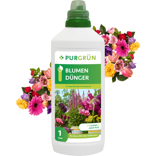 Eine 1-Liter-Flasche Purgrün Blumendünger mit grünem Verschluss und bunten Blumenmotiven auf dem Etikett steht vor einem farbenfrohen Blumenarrangement.