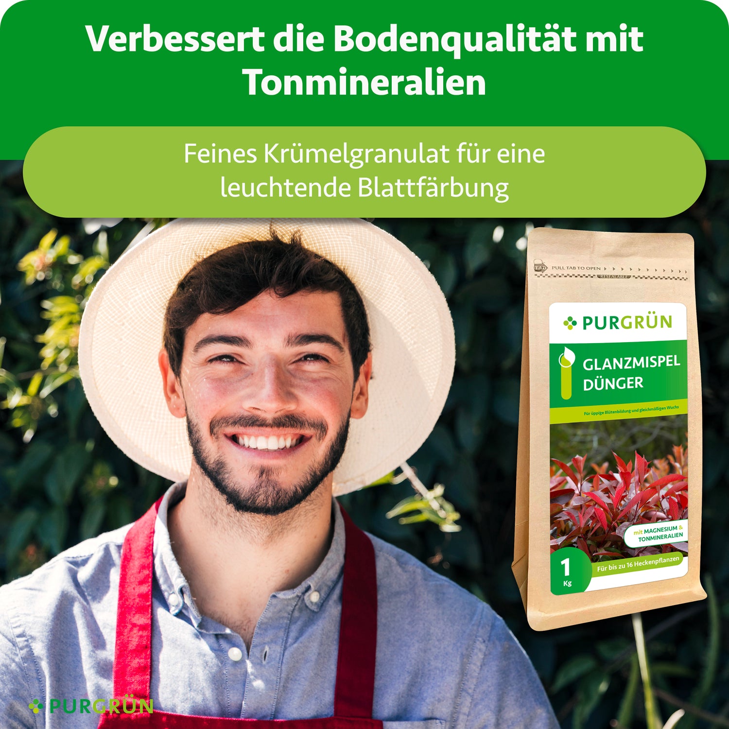 Ein lächelnder Mann mit Hut und roter Schürze steht im Freien neben einem Beutel Purgrün Glanzmispel-Dünger 1 kg mit rotblättrigen Pflanzen auf dem Etikett. Der deutsche Text hebt die bessere Bodenqualität mit diesem Dünger hervor.
