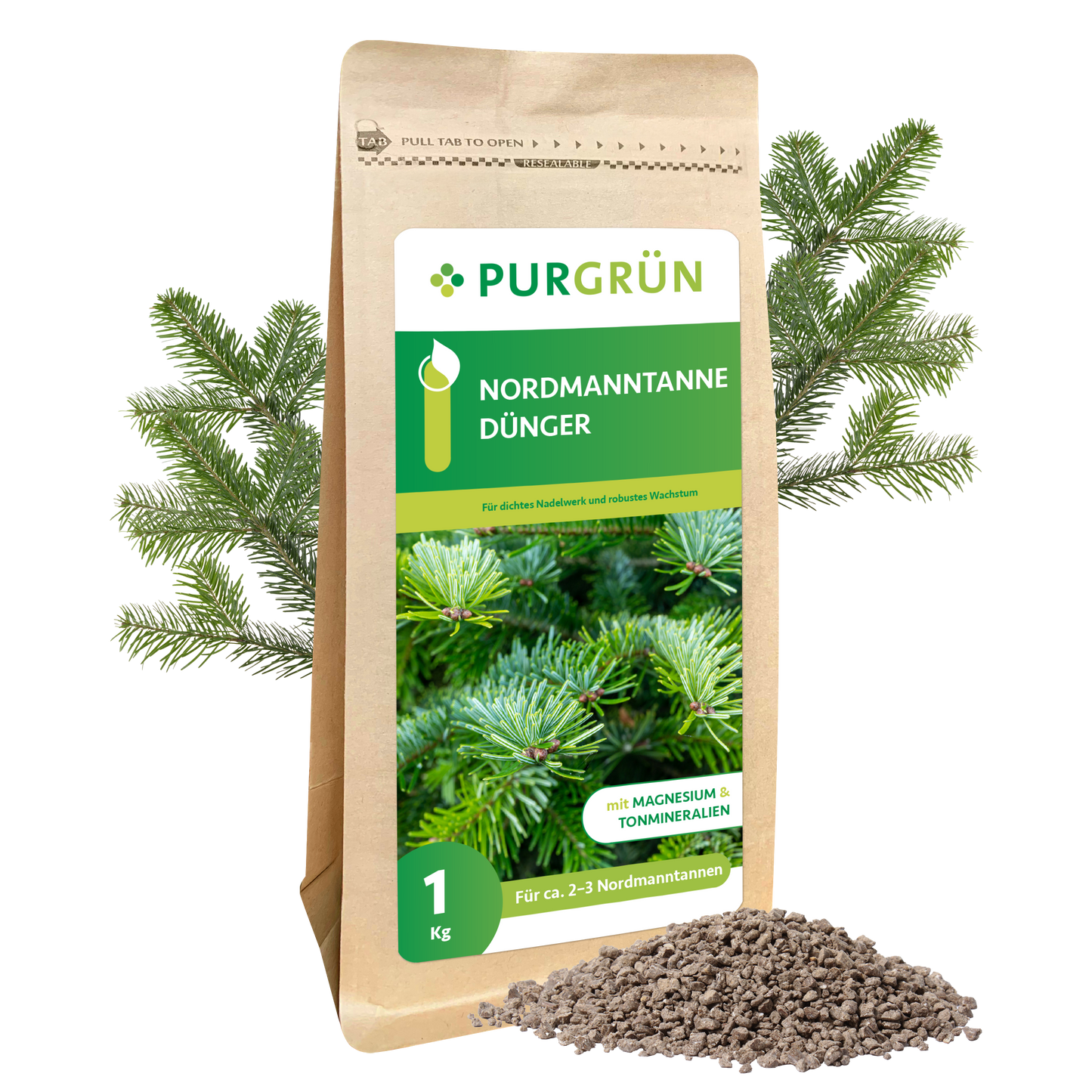 Eine 1 kg-Packung Purgrün Nordmanntanne-Dünger steht aufrecht mit Tannenzweigen im Hintergrund und Granulat im Vordergrund. Auf dem deutschen Etikett sind grüne Tannennadeln und Produktangaben zu sehen.