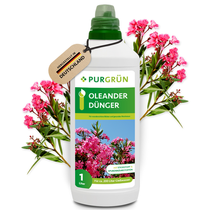 Eine 1-Liter-Flasche Purgrün Oleander-Dünger zeigt auf dem Etikett blühende rosa Oleanderblüten und echte Zweige. Auf dem Etikett steht "Hergestellt in Deutschland-perfekt für Blütenpracht und Oleander Pflege".