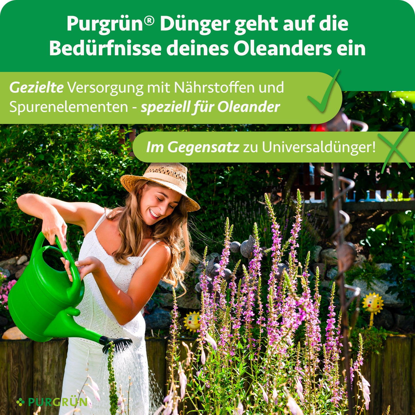 Eine lächelnde Frau mit Sonnenhut gießt rosa Oleander in ihrem Garten. Deutscher Text wirbt für Purgrün Oleander-Dünger 1 Liter, speziell formuliert für optimale Oleanderpflege und beeindruckende Blütenpracht.