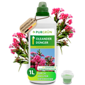 Purgrün Oleander-Dünger in der 1-Liter-Flasche mit Dosierkappe vor rosa Oleanderblüten, für ca. 200 Liter Gießwasser.