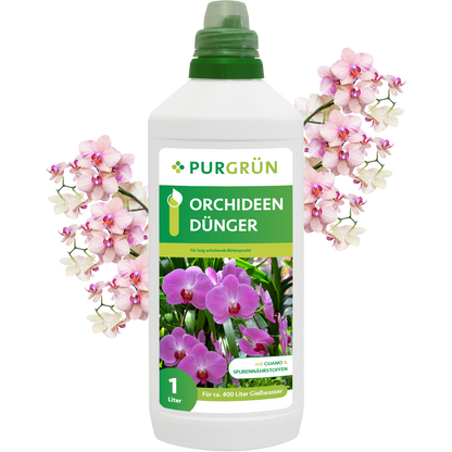 Eine 1-Liter-Flasche Purgrün Orchideendünger mit grünem Deckel und rosa Orchideenblüten auf dem Etikett ist von Orchideenblüten umgeben. Der Dünger unterstützt die Blütenbildung bei bis zu 400 Litern Bewässerung.