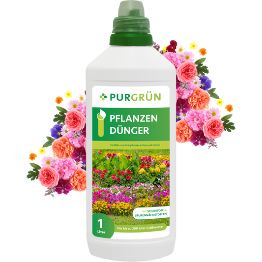 Eine Flasche Purgrün Pflanzendünger 1 Liter ist mit prachtvoll blühenden Blumen dahinter ausgestellt. Das Etikett zeigt farbenfrohe Gartenblumen und gibt an, dass er ideal für Blüh- und Grünpflanzen ist.