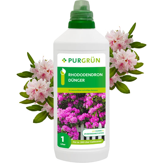Eine 1-Liter-Flasche Purgrün Rhododendrondrünger ist mit blühenden rosa Rhododendren im Hintergrund abgebildet. Auf dem grün-weißen Etikett steht ein deutscher Text, der die Verwendung für Moorbeetpflanzen hervorhebt.