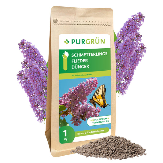 Ein 1 kg Sack Purgrün Schmetterlingsflieder-Dünger steht aufrecht und zeigt lila Blüten, einen Schmetterling und einen kleinen Haufen organischen Granulats. Ideal zum Düngen von Schmetterlingsflieder.