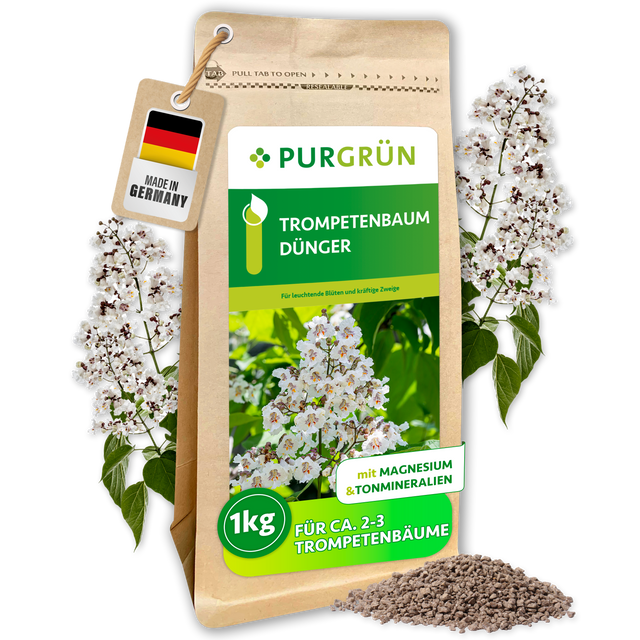 Purgrün Trompetenbaum-Dünger im wiederverschließbaren 1-kg-Beutel, mit Krümelgranulat und weißen Trompetenbaumblüten.