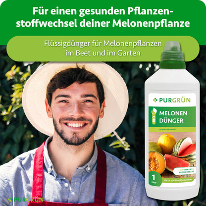 Gärtner neben einer Flasche Purgrün Bio-Melonen-Dünger; Flüssigdünger für Melonenpflanzen im Beet und Garten.