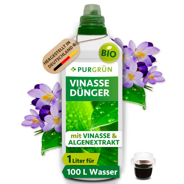 Purgrün Bio-Vinasse-Dünger in der 1-Liter-Flasche mit Dosierkappe, ausreichend für etwa 100 Liter Gießwasser.