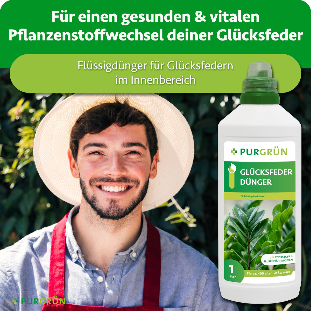 Lächelnder Gärtner neben der 1-Liter-Flasche; Flüssigdünger für Glücksfedern im Innenbereich und einen gesunden, vitalen Pflanzenstoffwechsel.