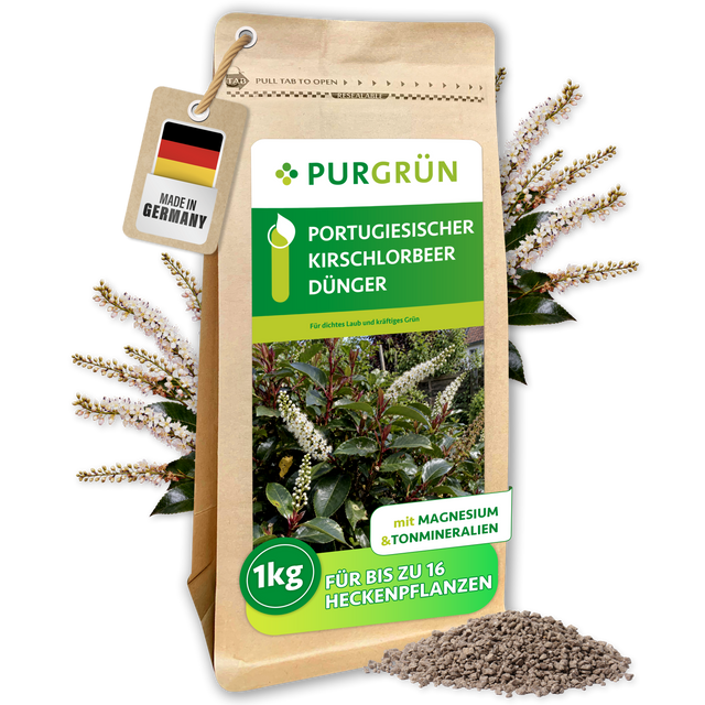 Standbeutel Portugiesischer-Kirschlorbeer-Dünger, 1 kg, mit Magnesium und Tonmineralien, vor blühendem Kirschlorbeer und feinem Granulat.