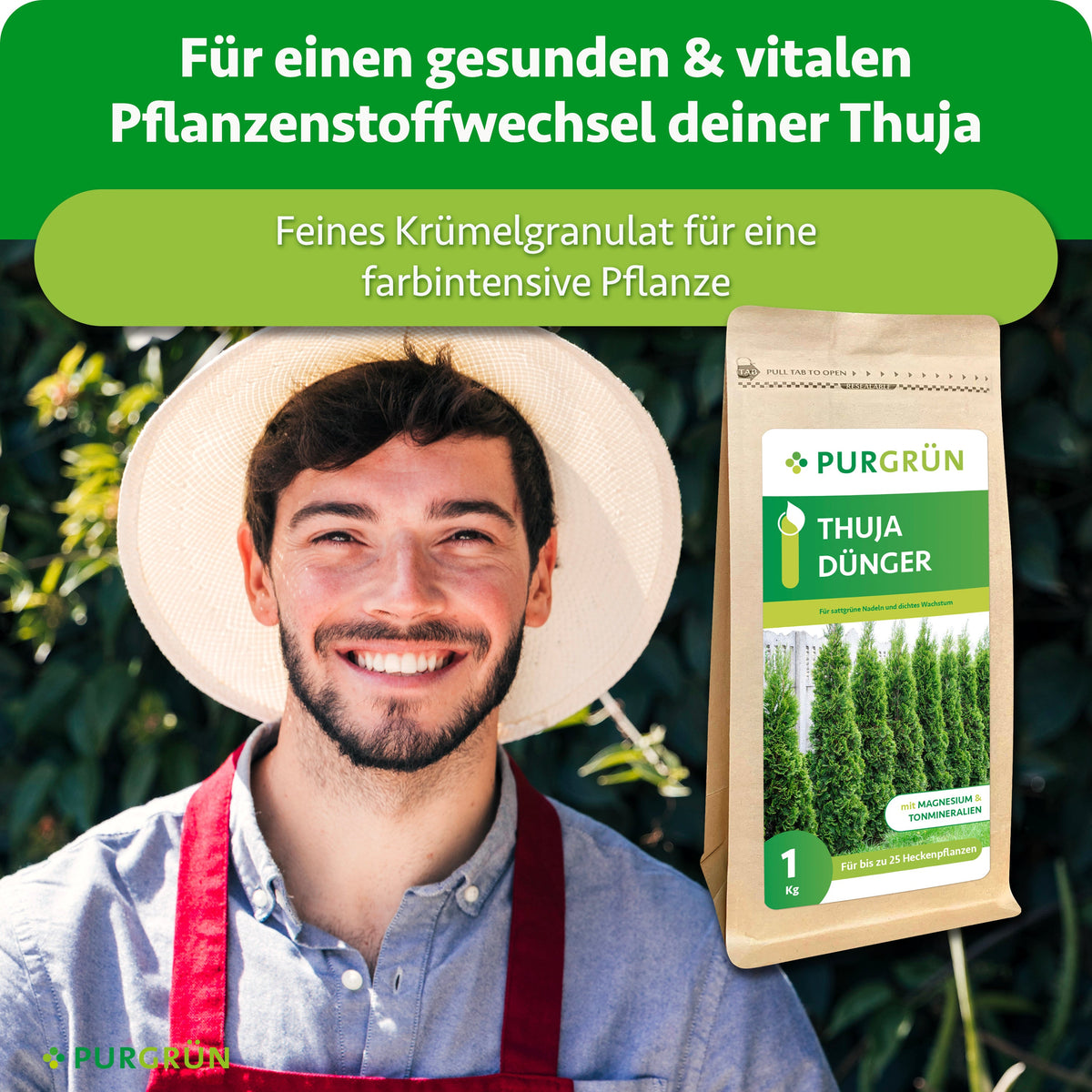 Lächelnder Gärtner mit Thuja-Dünger; feines Krümelgranulat für einen gesunden, vitalen Pflanzenstoffwechsel und eine farbintensive Thuja.